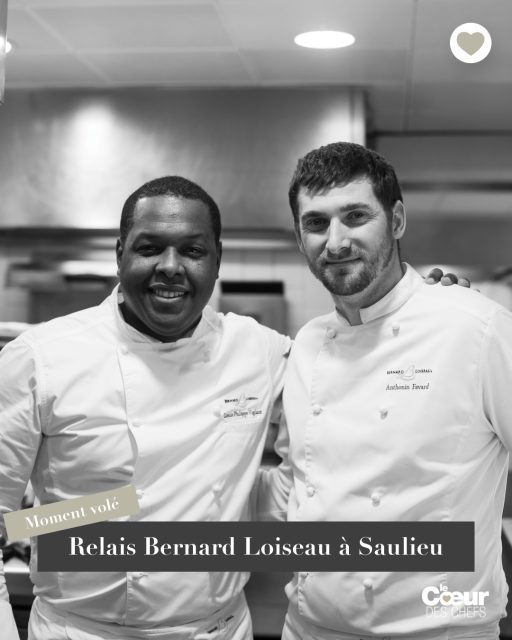 Moment volé au Relais @bernardloiseau à Saulieu, avec @vigilant_louis_philippe @lucilevigilant et @anthonin.favard 
.
Immersion dans la cuisine de Lucile et Louis-Philippe, chacun dans sa partie : Lucile en train de rouler les arlettes avec son équipe en pâtisserie et Louis-Philippe avec son second, Anthonin Favard, une minute avant les premiers bons.
.
“Les moments volés” : les coulisses de nos reportages, une rubrique que vous adorez, à retrouver dans les toutes dernières pages de la revue semestrielle @lecoeurdeschefs.
.
👉 À découvrir dans la revue Numéro 19 : “Les moments volés” au Relais @bernardloiseau.
.
❤️ Entrez dans l’itinéraire “La Route du Coeur” ! Devenez ambassadeur/diffuseur de @lecoeurdeschefs en partageant la revue dans votre Maison (Lien en bio : « La Route du Coeur ».) Vous pouvez également vous abonner ou commander un numéro paru (Lien en bio : « La boutique »).
.
#lecoeurdeschefs #momentsvolés #maisonloiseau #saulieu