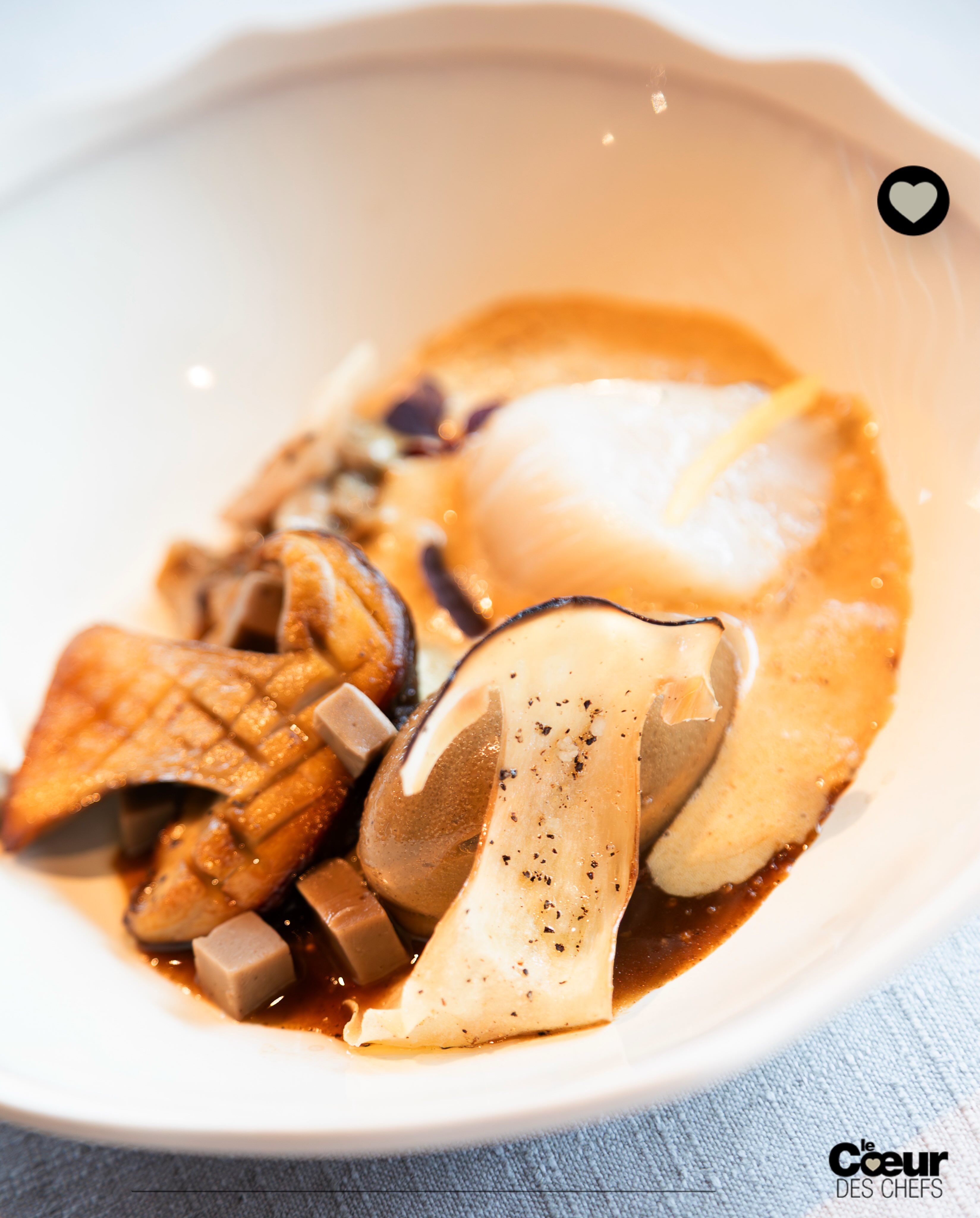 Carnet de dégustation au @relaischateauxsergevieira : 
Plat « C’est l’automne » : Poêlée de cèpes et cèpes rôtis, jus au vin jaune, Saint Jacques de plongée cuite dans sa coquille et beurre aux herbes.
.
On a beau être en plein cœur du Cantal, @aurelien.gransagne n’a pas de gros sabots. Ce n’est pas le cuisinier qui se met en avant, c’est le produit et la région qui en sont grandis.
.
Pas de corrections, mais des contrepoints : si le cèpe a un peu d’amertume, Aurélien ne va pas le masquer : il lui fera assumer son vrai caractère tout en introduisant un autre élément qui viendra l’équilibrer.

👉 À lire dans la revue @lecoeurdeschefs Numéro 19 : Dossier “Maison Vieira à Chaudes-Aigues”.
.
❤️ Entrez dans l’itinéraire “La Route du Coeur” ! Devenez ambassadeur/diffuseur de @lecoeurdeschefs en partageant la revue dans votre Maison (Lien en bio : « La Route du Coeur ».) Vous pouvez également vous abonner ou commander un numéro paru (Lien en bio : « La boutique »).
.
#lecoeurdeschefs #cantal #aureliengransagne  #marieaudevieira #maisonvieira