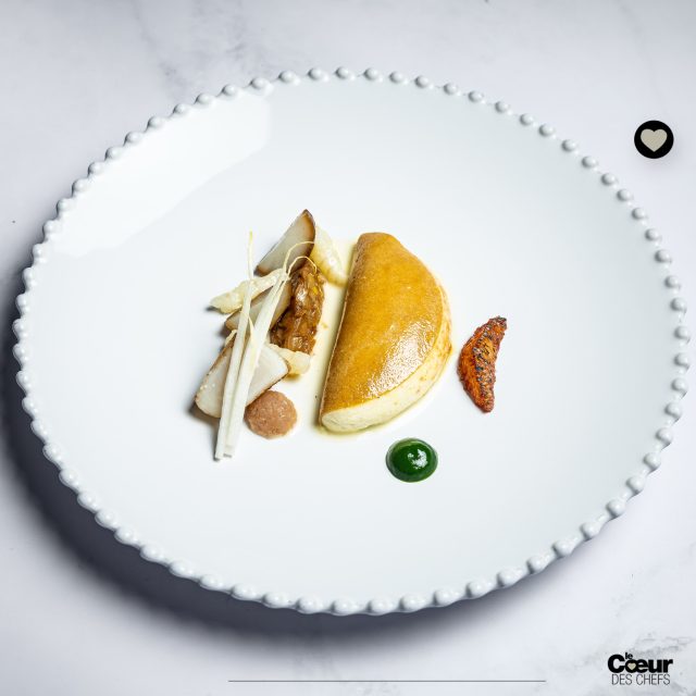 Une cuisine liée aux vins de Bourgogne à @maisonlameloise 
.
La cuisine de @ericpras_officiel est différente de celle de Jacques Lameloise, qui avait des assiettes précises avec peu d’éléments, des sauces exceptionnelles, et surtout une idée forte, “la cuisine doit s’adapter aux vins de Bourgogne” :
« C’est l’une des grandes leçons que j’ai retenues de lui”, explique Éric Pras. “Ici, il ne faut pas seulement cuisiner : il faut penser au vin en permanence. »
.
La cave oriente la ligne : « Je m’adapte aux vins. Par exemple, j’avais un sorbet citron arrosé de ratafia dans une dégustation, une sorte de trou normand bourguignon avant la viande. J’adorais l’idée. Mais sur certains menus, avec des grands amateurs de vin, cela pouvait casser la continuité de l’accord pour le verre suivant. Je l’ai pris en compte : aujourd’hui, je place plutôt un petit plat végétal avant la viande, qui prépare le palais à la suite et colle mieux au travail que nous faisons avec notre sommelier Sébastien Reymond sur les accords mets & vins.»
.
“La cuisine de cette maison doit s’adapter aux vins de Bourgogne.”
.
👉 À lire dans la revue @lecoeurdeschefs Numéro 19 : “Éric Pras, Lameloise à Chagny” : une cuisine liée aux vins de Bourgogne, l’amitié avec Jacques Lameloise et le parcours construit et réfléchi d’Éric Pras pour cibler avec soin les maisons où il allait apprendre. 
.
❤️ Entrez dans l’itinéraire “La Route du Coeur” ! Devenez ambassadeur/diffuseur de @lecoeurdeschefs en partageant la revue dans votre Maison (Lien en bio : « La Route du Coeur ».) Vous pouvez également vous abonner ou commander un numéro paru (Lien en bio : « La boutique »).
.
Plat : “Crêpe à la farine de gaudes soufflée de saint Jacques, beurre monté au crémant de Bourgogne et orange.” Photo © @ilyafoodstories 
.
#lecoeurdeschefs #ericpras #lameloise #vinsdebourgogne #bourgogne