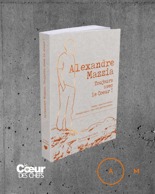 Le livre d’ @alexandremazzia , « Toujours avec le cœur ! », sera entre vos mains avant Noël ! Les précommandes sont ouvertes du 1er au 15 septembre 2026 ! 🔥

❓Que pensez-vous de cette couverture ? Ça lui ressemble ?
.
Petit tirage made in France et bonus exclusifs pour les plus rapides : RV dès maintenant sur @ulule (Lien en bio) : Livraison chez vous début décembre.
.
« Toujours avec le cœur ! », c’est le premier livre du chef du restaurant AM à Marseille. Sa parole, son parcours. Un ouvrage intime, préfacé par @pierregagnaire , pour comprendre qui il est et comment il fonctionne, en immersion dans les séquences successives de son voyage intérieur.
.
De Pointe-Noire à Marseille, il raconte ses racines, ses souvenirs et le chemin qui a façonné son identité culinaire.
.
Depuis 2010, @lecoeurdeschefs le suit au plus près. À travers interviews, moments volés et témoignages, Anne et Jean-Philippe dévoilent les coulisses de son processus créatif et les clés de ses marqueurs forts. 
.
Le livre d’ @alexandremazzia, « Toujours avec le cœur ! », un projet AM avec le média gastronomique @lecoeurdeschefs , (qui avait remporté pour le livre « Dans la tête de @glennviel » en 2023 le prix international « Best Chef Book in the World » aux @gourmand_awards ).
.
340 pages / Format : 15 X 21 cm
Couverture en papier de collection, gaufrage et dorure à chaud chez un artisan de Nice.
Mise en page, impression offset, dorure et façonnage réalisés en France.
Prix public : 36 euros

👉Les précommandes sont ouvertes du 1er au 15 septembre sur @ulule , avec la possibilité d’acquérir tirages photo, carnet, stickers et sac fabriqués aux couleurs du livre, en édition limitée. Go !
.
#lecoeurdeschefs #editionculinaire #alexandremazzia #identiteculinaire #gastronomie