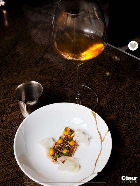 À @maison.villeroy , @xavierthuizat et @sebastiensanjou ont relevé un défi passionnant : construire un repas gastronomique autour d’accords mets & thés, spécialement pour un reportage du Coeur des Chefs : une manière de dire : « oui, le thé a pleinement sa place sur une table gastronomique ».
 
Accord n°4 : sur le plat « Rouget de roche à la flamme / fenouil / consommé de poisson », un “Pu Erh Pasha big tree” de @dammannfreres_officiel 
.
Pure origine : Thé sombre de Chine récolté dans un jardin situé à 1800 m d’altitude, issu de vieux théiers. Le Xishuangbanna est situé dans le sud du Yunnan, où la majorité des meilleurs Pu Erh sont produits. Les Pu Erh dits « crus » (Sheng Cha) sont ceux qui subissent une post-fermentation lente et naturelle. Ils offrent une palette aromatique complétement différente des Pu Erh « murs » (Shu Cha). C’est un thé de garde, qui se bonifiera en vieillissant s’il est stocké dans de bonnes conditions. Ici, dégustation d’une récolte de 2020.
.
L’analyse de Xavier Thuizat : « Un Pu Erh comme un rouge délicat : le pendant d’un Pinot noir. En accord, le poisson le plus puissant qui existe : le rouget, qui refuse totalement un vin blanc. Il faut tenir tête à sa puissance ! La suavité du Pu Erh va enrober la texture fondante du rouget. Au service, ici un verre à vin évasé type Bourgogne pour laisser s’exprimer le thé grandiose, servi à 60/65 °, puis à laisser méditer dans le verre comme on l’aurait fait pour un grand vin. »
.
Attaque : Fleurie. Notes de cœur : Fruitées (Jujube, églantier, caramel). Rémanence : légère astringence, bonne longueur.
Point de contact : eau à 90°, puis on baisse à 60/65° pour la dégustation. Temps d’infusion : 4 mn
.
 👉Dossier à lire dans la revue @lecoeurdeschefs Numéro 19 : “ Les accords mets & thés”
❤️ Entrez dans l’itinéraire “La Route du Coeur” ! Devenez ambassadeur/diffuseur de @lecoeurdeschefs en partageant la revue dans votre Maison (Lien en bio : « La Route du Coeur ».) Vous pouvez également vous abonner ou commander un numéro paru (Lien en bio : « La boutique »).
.
#lecoeurdeschefs #maisonvilleroy #sebastiensanjou #xavierthuizat #dammannfreres