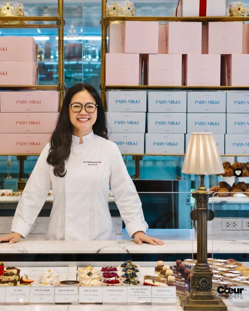 Le croissant français est-il un dessert ? Oui, lorsqu’il est réalisé dans les règles de l’art avec un beurre d’exception : voici la vision de la cheffe pâtissière @carolboosaba ( @parismikki à Bangkok).
.
« Paris Mikki est une boulangerie artisanale que j’ai fondée il y a 14 ans, née d’une profonde passion pour le savoir-faire français. Chaque pièce est entièrement réalisée à la main à partir de zéro, avec des ingrédients soigneusement sélectionnés. Viennoiseries et gâteaux (dont notre best-seller, le millefeuille), sont réalisés avec du beurre @echire_le_beurre_de_france , parce que nous pensons que la véritable qualité commence par les meilleures matières premières. »
.
Le travail de Carol revendique les techniques et les fondamentaux de la pâtisserie et de la viennoiserie française. Clairement, son croissant représente l’aboutissement de son savoir-faire : il a été reconnu comme le meilleur de Bangkok en 2016, distinguant son feuilletage et « le goût caractéristique d’un beurre de qualité, avec sa saveur caractéristique de crème fermentée qui leur donne leur profondeur de goût. »
.           
« Rien n’est comparable au fait de regarder l’un de nos clients prendre sa première bouchée d’un croissant parfaitement feuilleté : ce moment donne tout son sens à notre travail. Chaque couche de pâte feuilletée raconte l’histoire de nos heures de travail et de notre profond respect pour la tradition boulangère française. »
.
Dans la vitrine de @ParisMikki en Thaïlande, les gâteaux et leurs intitulés sont français : millefeuille, Opéra, tarte aux myrtilles et Paris-Brest illustrent le parcours de la cheffe pâtissière Carol Boosaba à Paris : un Grand Diplôme du @lecordonbleuparis en 2008 puis de belles maisons, (notamment @maisonladuree ). Riche de cette décennie en France, elle est revenue à Bangkok en 2014 avec une technique impeccable et le goût des produits français, et en premier lieu, le beurre Échiré.
.
👉À lire sur le site lecoeurdeschefs.com, l’interview de la cheffe pâtissière @Caroleboosaba,  l’une des meilleures ambassadrices de la viennoiserie et du beurre français à Bangkok !
.
#lecoeurdeschefs #parismikki #carolboosaba #bangkok #beurreechire