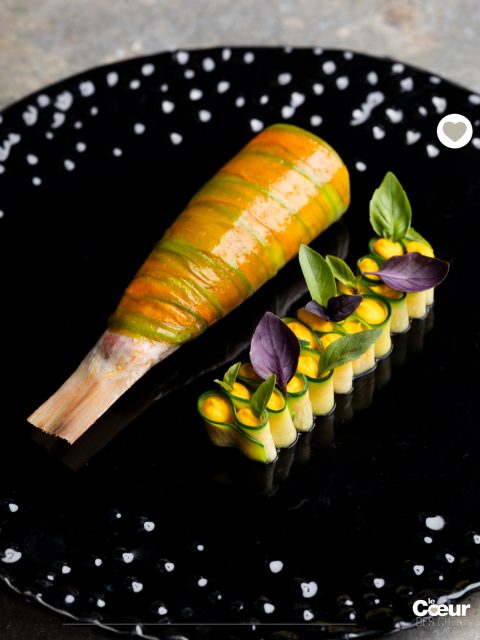 Nos diffuseurs de « La Route du Coeur » nous confient leurs producteurs : Voici le maraîcher du @jardindesplumes 
 .
Pour @david_gallienne , la cuisine ne commence pas en cuisine, mais bien dans les champs. Il nous présente Jean-Marc, son maraîcher situé à Lommoye : « À la Bioferme de Jean-Marc, tout débute par le travail de la terre, le respect du vivant et le rythme des saisons. C’est une histoire de patience, d’observation et de transmission, où chaque légume raconte le sol dont il est issu et la saison qui l’a vu naître. Ce lien direct avec la terre incarne pleinement notre vision : la cuisine commence dans la terre. Avant le geste en cuisine, il y a le travail patient des sols, la compréhension des saisons et de ce qu’elles ont à offrir.”
.
“Les légumes de Jean-Marc racontent ce lien essentiel entre la terre et l’assiette, et nourrissent une réflexion profonde autour du végétal : comprendre ce que la nature peut offrir à l’instant présent, accepter ses contraintes et sublimer ses cycles. De la graine à l’assiette, cette collaboration repose sur une confiance partagée et une vision commune : proposer une cuisine sincère, engagée, profondément ancrée dans son territoire, où la saisonnalité guide la création et donne du sens à chaque plat. »
.
Le plat s’intitule « Rouget & courgette, fraîcheur estivale ». David nous explique sa construction : « Ce plat joue l’équilibre entre terre et mer : la chair fine et iodée du rouget et la courgette comme des éclats de “vert“. Un vent d’été dans l’assiette, léger, vibrant, lumineux, dans l’esprit que l’on aime au Jardin des Plumes ! »
.
Jean-Marc : biofermedelommoye
.
👉 À lire dans la revue @lecoeurdeschefs Numéro 19 : Rubrique “Vos artisans et vos producteurs”
.
❤️ Entrez dans l’itinéraire “La Route du Coeur” ! Devenez ambassadeur/diffuseur de @lecoeurdeschefs en partageant la revue dans votre Maison (Lien en bio : « La Route du Coeur ».) Vous pouvez également vous abonner ou commander un numéro paru (Lien en bio : « La boutique »).
.
© Photos 1 et 2 :  @montagnealexandre 
#lecoeurdeschefs #maraicher #jardindesplumes #davidgallienne #gastronomie