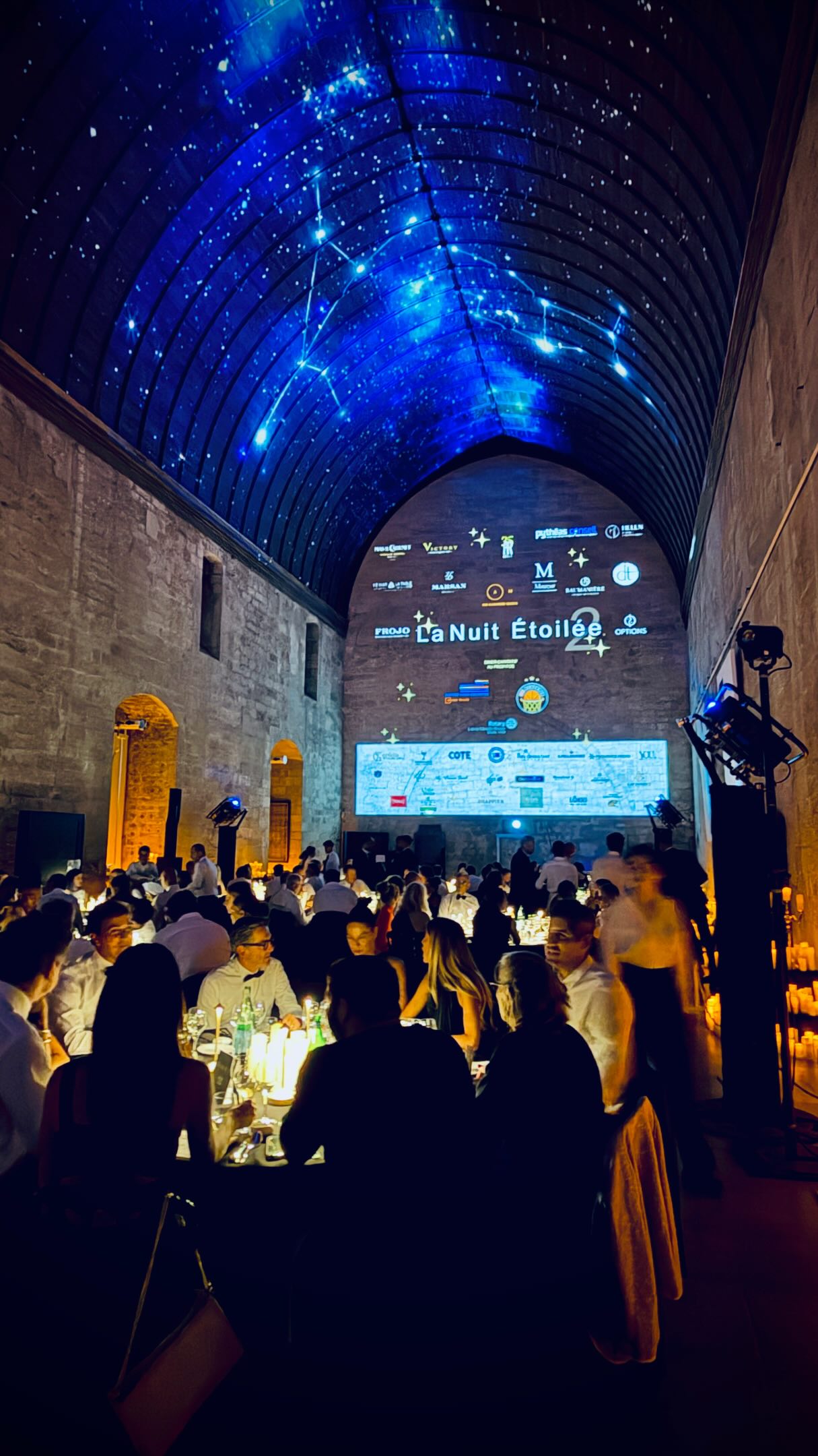 L’impulsion de départ, le « dribble » qui a donné l’élan à cette soirée caritative au Palais des Papes, vient d’ @alexandremazzia. À son appel, comme l’an dernier aux Carrières de Lumières, les copains sont là : @helenedarroze , @christophe_bacquie @maurocolagreco, @david_toutain , @glennviel et @brandon_dehan .
.
Après la dédicace des menus dans la salle du conclave, le brief des chef.fes commence dans les coursives du palais. On parle vaisselle, on cale les emplacements en cuisine et chacun goûte les préparations de l’autre. Dans la salle, le brief de sommellerie débute avec l’équipe d’AM à la manoeuvre.
.
Les bougies et les micros sont allumées, les invités s’installent, les musiciens prennent leur archer : on peut y aller. Les envois sont collectifs et tout le monde s’y met : les amuse-bouches de Glenn et Alexandre, le thon au melon d’Hélène, la fleur de courgette de Christophe, le saint-pierre de Mauro, le bœuf/cèpe de David et le millefeuille de Brandon. 
.
L’ambiance de ces moments fait chaud au cœur (et il est bien possible qu’un petit bêtisier sorte bientôt pour vous emmener dans les coulisses avec nous😉)
.
On n’a jamais eu chaud comme ça dans une cuisine, les petites pièces transformées pour l’occasion étaient des étuves et les couloirs du palais ne sont pas adaptés à une marche en avant… Mais qu’importe : les chef.fes ont cuisiné dans l’un des plus beaux lieux du monde, ils étaient heureux de se retrouver et de partager ces moments, tous ensemble pour de belles causes, et ils ont fait 200 heureux pour ce festin multi-signatures dans la salle du Grand Tinel de 48 mètres de long, datant du XIVème siècle.
.
Une organisation @amacademie et @rotary.club.marseille.phoenix au profit des actions de l’ @institutpaolicalmettes et de AM académie. Aux côtés de @jeanphilippecarmona et des équipes de @victory.interim , de nombreux partenaires et bénévoles, et un soutien précieux en cuisine et en salle par @helentraiteur et leur chef @benjamin.brussiaud , ainsi que les brillants élèves du Lycée Hôtelier @lht.jppassedat.marseille et leurs professeurs.
😉À l’année prochaine !
.
#lecoeurdeschefs #alexandremazzia #palaisdespap