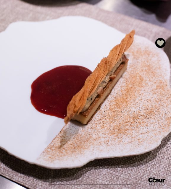 À la maison @bernardloiseau , certaines recettes sont inchangées (comme les grenouilles), d’autres ont été réinterprétées avec finesse par @vigilant_louis_philippe et @lucilevigilant tout en préservant l’essentiel : on pense à la tarte fine aux pommes, par exemple. 
.
Et puis, il y a les nouvelles créations. Parce que Bérangère Loiseau pense déjà aux “cinquante prochaines années” et y projette toute l’équipe.
.
Ici, un dessert créé par Lucile, “Fraîcheur de coing et délice de châtaigne, sablé chanvre et jus réduit » : différentes textures de coing et, au-dessus, un biscuit façon gavotte, garni avec un crémeux à la châtaigne du Morvan.
.
👉 À lire dans la revue @lecoeurdeschefs Numéro 19 : Dossier : “50 ans de goût ! Maison Bernard Loiseau à Saulieu”, avec @bloiseau et @blanche_loiseau 
.
❤️ Entrez dans l’itinéraire “La Route du Coeur” ! Devenez ambassadeur/diffuseur de @lecoeurdeschefs en partageant la revue dans votre Maison (Lien en bio : « La Route du Coeur ».) Vous pouvez également vous abonner ou commander un numéro paru (Lien en bio : « La boutique »).
.
#lecoeurdeschefs #bernardloiseau #lucilevigilant #saulieu #gastronomie