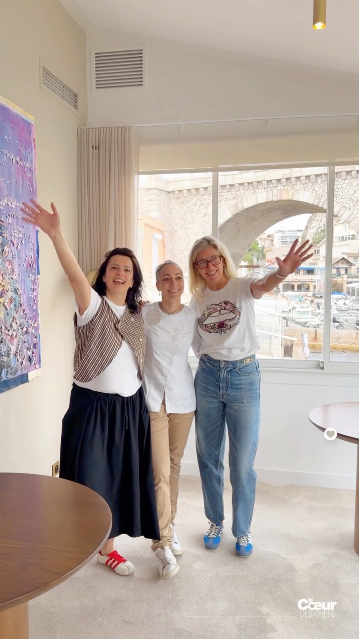 Toutes chez Coline !
@helenepietrini et @veranefrediani ont organisé chez @coline_faulquier à @auffo.restaurant ce midi un déjeuner réunissant plus de 35 talents féminins du monde de la gastronomie de Marseille et grand Sud : Cheffes, restauratrices, hôtelières, vigneronnes, directrices de salle… 
C’était à Auffo, et ça ne pouvait pas avoir lieu ailleurs. 
.
« Une rencontre pour se faire de nouvelles amies et de nouveaux soutiens, pour aujourd’hui et pour demain », explique Héléne.
« Pour constituer une sorte de bloc sudiste et se serrer les coudes », complète Verane.
Nous avons écouté chacune se présenter, nous avons échangé, nous avons pris des nouvelles de celles que l’on connaît bien, comme @nadia.sammut , @marielledroisneau, @virginiebasselot ou @visse.laetitia … et nous avons aussi découvert de nombreuses professionnelles passionnées. 
.
Coup de coeur absolu pour « la crevette rose sauvage (« de @mathieuchapel », souligne Coline), en cru-cuit, girolles, amandes grillées et haricots fins de Provence, puissance de jus de carapaces. » Et maintenant que j’y repense en écrivant ces lignes, ça me ferait bien mon quatre heures…😅
.
Alors oui, on est actuellement en « double bouclage », (fabrication du livre d’Alexandre Mazzia + notre Numéro 20 d’Automne/hiver), alors on ne bouge pas trop…
Mais quand Hélène m’a envoyé son invitation, j’ai vu que c’était chez Coline… ♥️
.
#lecoeurdeschefs #colinefaulquier #marseille #auffo #laliste