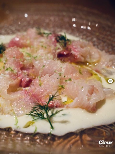 « Chez @steflequellec et @davidlequellec , on met tout sur la table et on partage ! » et c’est ce qu’on a fait !
Une sériole maturée, comme un ajo blanco, (texture tendre et fraîcheur de la sauce), une raviole de langoustine, bouillon lait de coco et citron vert (la puissance de la coriandre, la douceur de la coco), un poulpe tendre, bouillon de douce harissa et sucrine grillée, et un maquereau grillé à plat, (peau craquante caramélisée dessus, et souplesse de la chair dessous).
Et un riz au lait (mais on n’a pas voulu partager, on en a pris deux.) 😂
Bref, on est allé à @vive_restaurant !
.
#lecoeurdeschefs #vive #paris #stephanielequellec #davidlequellec