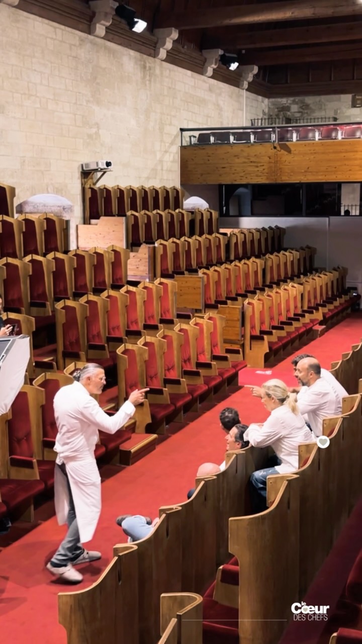 Parce-que ça fait du bien, aussi, de partager ces moments ensemble… 
.
Soirée caritative 2026 au Palais des Papes, avec @alexandremazzia @helenedarroze @christophe_bacquie @maurocolagreco @david_toutain @glennviel et @brandon_dehan .
.
#lecoeurdeschefs #alexandremazzia #palaisdespapes #amacademie #galacaritatif