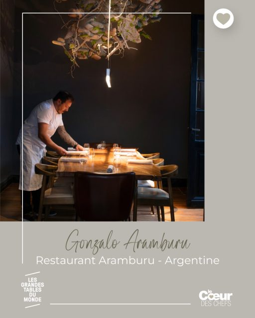 « Une cuisine contemporaine, une âme argentine. »
C’est ainsi que Gonzalo Aramburu parle de son restaurant @arambururesto , crée à Buenos Aires en 2007 et membre de l’association @lesgrandestablesdumonde.
.
Il ajoute sa propre définition de l’Argentine, « pays d’immigrés aux multiples influences ». Ses ingrédients sont argentins et il cuisine à Buenos Aires, mais on est loin d’un répertoire traditionnel : son identité contemporaine est construite à partir de son territoire et de l’histoire multiculturelle de son pays. On est loin de l’asado mais on est pourtant bien ancré chez lui.
.
Dans une ambiance intimiste à la lumière tamisée, le chef propose un menu dégustation construit comme un « narratif complet », un scénario qui se déroule progressivement avec des contrastes, des atmosphères et des émotions. Selon lui, un autre format ne lui permettrait pas d’obtenir la même cohérence. Les 18 services représentent six plats principaux entourés de propositions plus courtes, saisonnières et créatives, conçues pour construire l’expérience globale à table, juste en face du passe.
.
« La cuisine est mon langage : la forme de mon expression personnelle. » Gonzalo assume une écriture culinaire extrêmement technique pour mettre en scène une Argentine contemporaine, avec un attachement affectif particulier au Nord-Ouest d’où sa famille est originaire. 
.
Gonzalo Aramburu s’est plié au jeu des questions de @lecoeurdeschefs pour cette série de portraits réalisés avec l’association @lesgrandestablesdumonde afin de présenter ses membres installés aux quatre coins de la planète.
.
« Ma cuisine se définit par la qualité de travail de mes producteurs », dit-il. Et cela ne date pas d’hier ! »  Le chef nous présente la crevette de Patagonie, l’un de ses ingrédients-phares, nous décrit ses engagements et sa vision de l’hospitalité. Il raconte aussi “sa dernière claque“ chez @restaurantrenaa et sa prochaine destination chez @andreas_caminada_schauenstein 
.
Photos ©Eugenio Mazzinghi.
#lecoeurdeschefs #lesgrandestablesdumonde #aramburu #buenosaires #argentine
