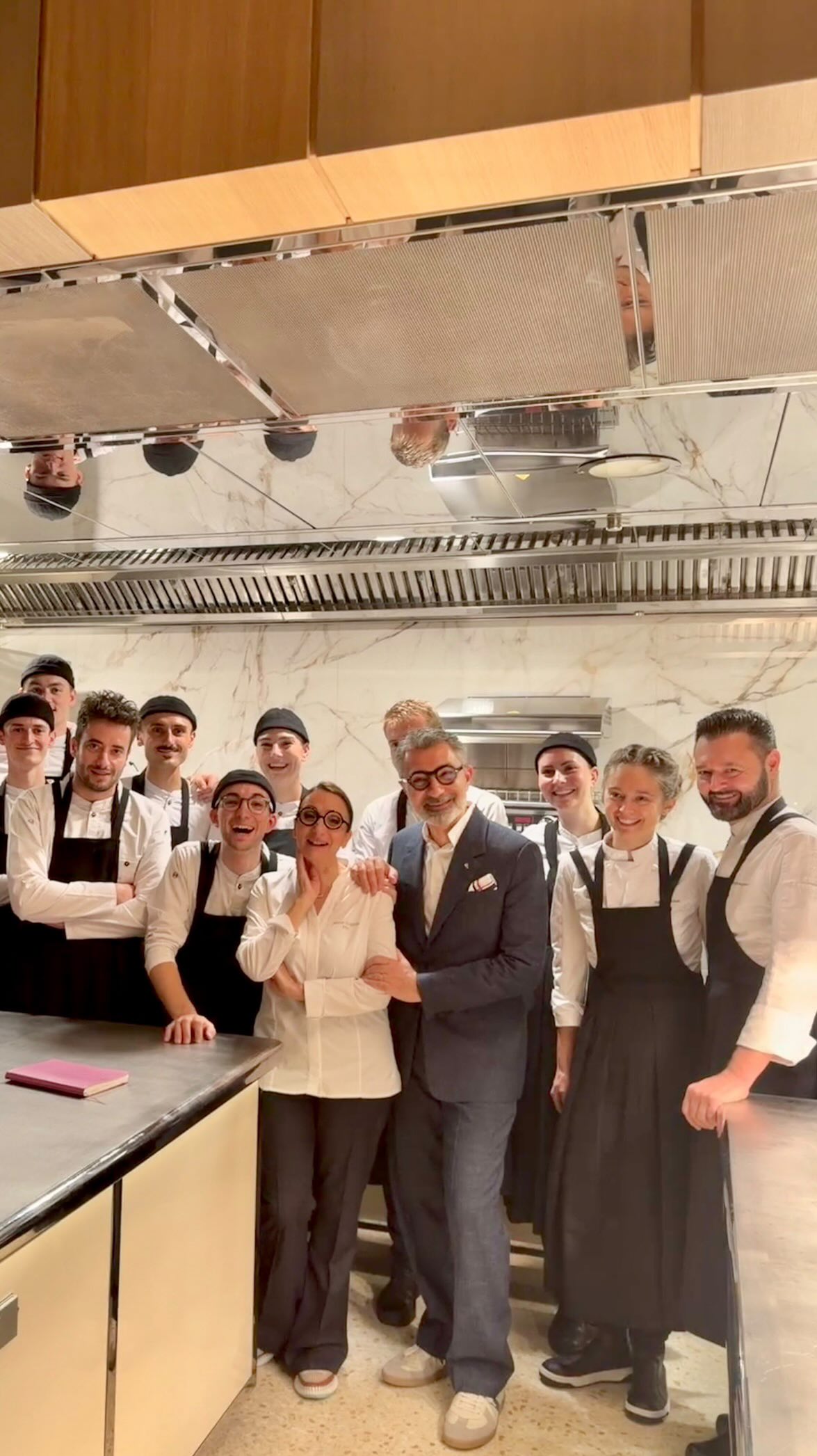 Ouverture de @annesophiepic.paris ce soir : well done ! Petit focus sur la team de cuisine et de salle : Anne-Sophie et David remercient leurs équipes d’avoir relevé le défi d’accueillir ce soir plus de 200 personnes alors qu’ils ouvrent le restaurant au public demain soir. Il fallait le faire ! 💪
.
Entre le coup de fil de la @fondationcartier et l’ouverture ce soir, il s’est passé trois ans de réflexion, de plans, d’échanges, de travaux et de travail d’équipe pour lier art et haute gastronomie. 
👍 Bravo la team, et bonne ouverture demain soir ! ❤️😘
.
#lecoeurdeschefs #gastronomie #annesophiepicparis #fondationcartier #annesophiepic