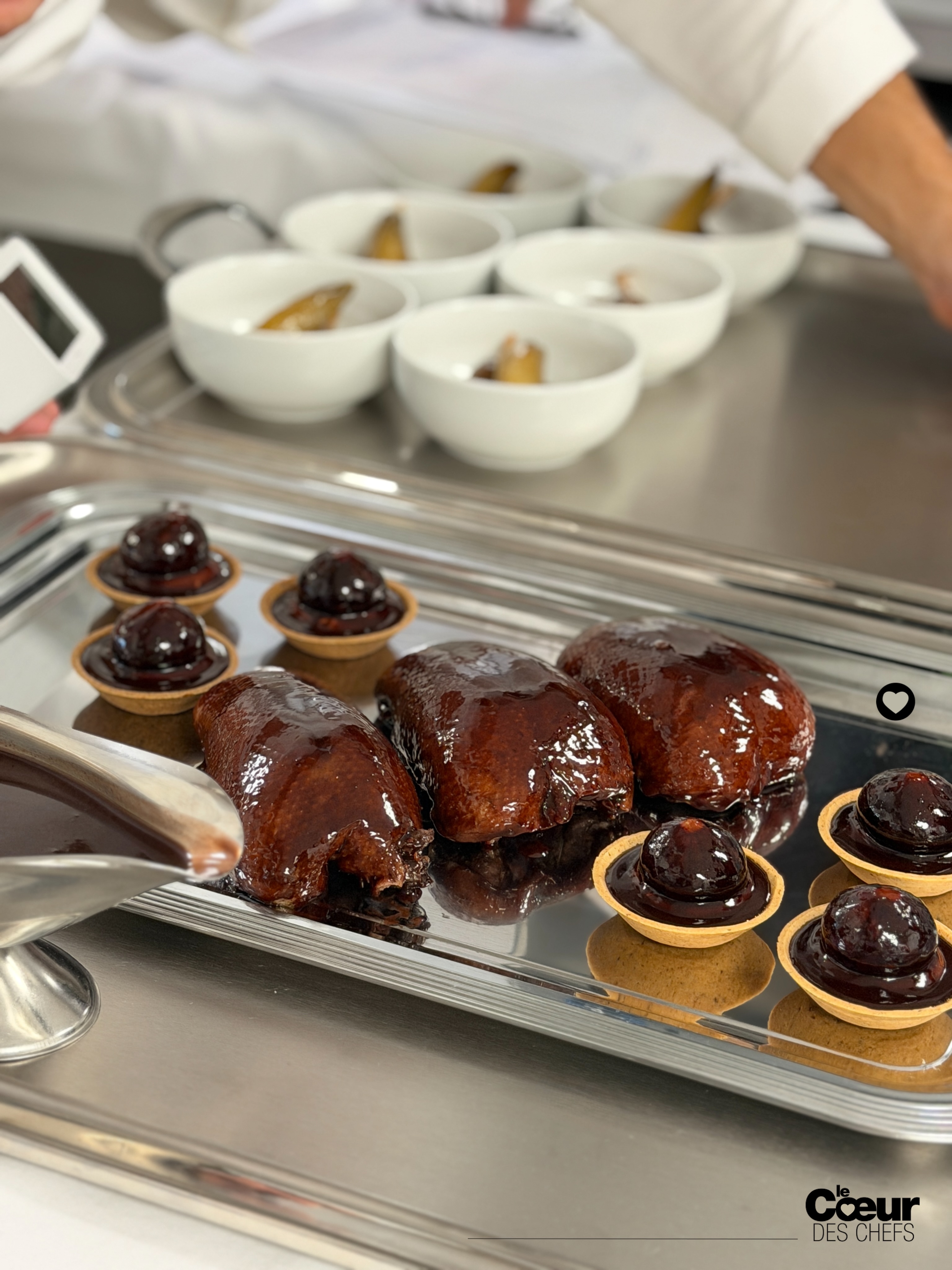 Les 14 derniers candidats MOF Cuisine sont déjà au travail, on peut maintenant vous montrer à quoi ça ressemble, « trois coffres de canards col-vert rôtis saignants ». Et c’est trop beau…
.
Trois « coffres » de canard col-vert, rôtis saignants, sauce cassis, les six cuisses cuisinées à la bière et aux endives.
.
#lecoeurdeschefs #mof #mofcuisine#meilleursouvriersdefrance #lille