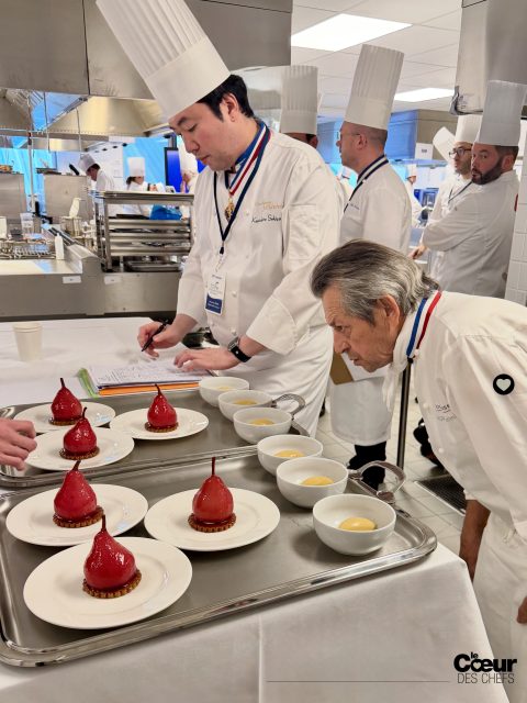 La liberté des candidats pour la poire : 
le sujet du MOF Cuisine indique pour cette finale : « Six poires farcies d’une mousse de fromage frais de brebis et roquefort, sauce ou sirop au Porto rouge, sorbet de peau de poire. »
. 
La variété de poire, le pochage, la sauce, le sorbet sont à la main du candidat : on a donc eu des poires rouge sombre et d’autres très roses, des socles et des glaçages aux recettes différentes. 
Elles étaient toutes brillantes et magnifiques. 
.
#lecoeurdeschefs #mof #mofcuisine#meilleursouvriersdefrance #lille