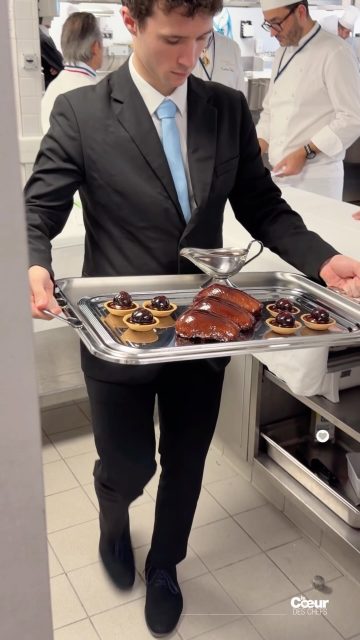 Dernier jour de la finale du MOF Cuisine : le jury est maintenant en délibération, c’est le moment des images qui bougent !
.
On vous emmène avec nous en immersion dans les cuisines du Lycée Hôtelier International de Lille.
.
Le détail du geste, les envois, le respect de l’anonymat, les équipes @meilleursouvriersdefrance et @coetmof ensemble pour garantir la confidentialité, les membres du jury cuisine et dégustation.
.
Bravo les candidats d’avoir tout donné, bravo à leurs commis, à l’orga et aux membres du jury qui sont rincés, qui se sont concentrés sur le travail des 42 candidats sur trois jours, à ceux qui ont découpé, servi, dégusté, puis délibéré. 
Résultats ce soir (tard…) 
.
Les sujets de cette finale :
-Six filets de rougets barbet aux raisins blancs, compotée de tomates–orange–anis.
-Trois « coffres » de canard col-vert, rôtis saignants, sauce cassis, les six cuisses cuisinées à la bière et aux endives.
-Six poires farcies d’une mousse de fromage, frais de brebis et roquefort, sauce ou sirop au Porto rouge, sorbet de peau de poire.
.
#lecoeurdeschefs #mof #mofcuisine#meilleursouvriersdefrance #lille