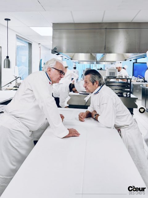 @alainducasse et @jacquesmaximin , une complicité de quarante ans. 
En 2003, Joël Robuchon et Paul Bocuse viennent déjeuner à Monaco avec Alain Ducasse et Jacques Maximin et leur passent le flambeau du MOF Cuisine.
. 
Depuis, @jacquesmaximin @chefmichelroth @christophequantin.mof (qui s’est retiré de l’organisation pour cette édition, du fait de la participation de Paul Marcon, dont il était le coach au Bocuse d’Or), mais aussi @antoinelaborde33 , @fablebret et de nombreux.ses chef.fes, travaillent ensemble à l’évolution de l’examen avec le @coetmof .
.
#lecoeurdeschefs #mof #mofcuisine#meilleursouvriersdefrance #lille