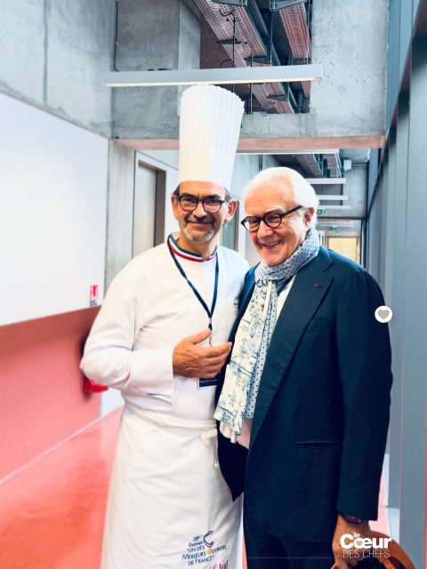 Ce matin dans le couloir du Lycée Hôtelier International de Lille, entre les deux cuisines où travaillent les candidats au MOF, @alainducasse et @guykrenzer . 
.
#lecoeurdeschefs #mof #mofcuisine#meilleursouvriersdefrance #lille