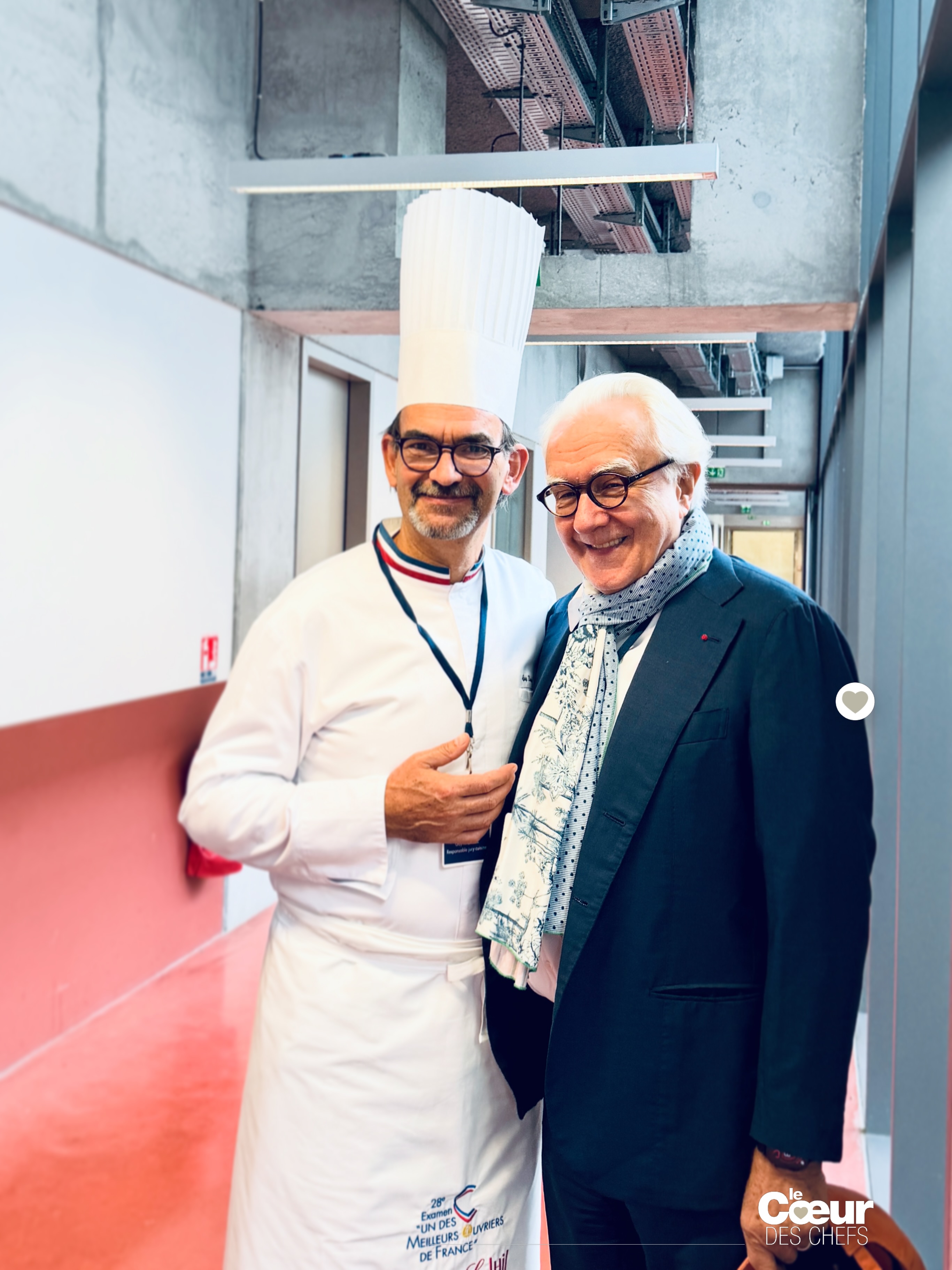 Ce matin dans le couloir du Lycée Hôtelier International de Lille, entre les deux cuisines où travaillent les candidats au MOF, @alainducasse et @guykrenzer . 
.
#lecoeurdeschefs #mof #mofcuisine#meilleursouvriersdefrance #lille