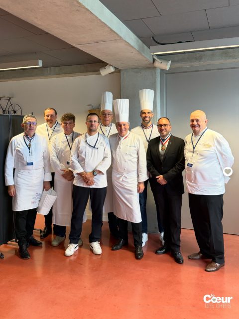 Jury dégustation avant les épreuves du MOF Cuisine : jury « canard » avec Joël Roy , @chefmichelroth et @michael.bouvier , jury « rougets » avec Jean-Marc Delacourt, et le jury « dessert : Poire farcie au fromage ».
.
Et les élèves du Lycée hôtelier de Lille au service des coffres de canard avec @michael.bouvier 
. 
La transmission, du boss du sujet jusqu’aux élèves du Lycée Hôtelier International de Lille : @jacquesmaximin avec Benjamin, qui a participé aux envois des plateaux ces trois jours. 
. 
#lecoeurdeschefs #mof #mofcuisine#meilleursouvriersdefrance #lille