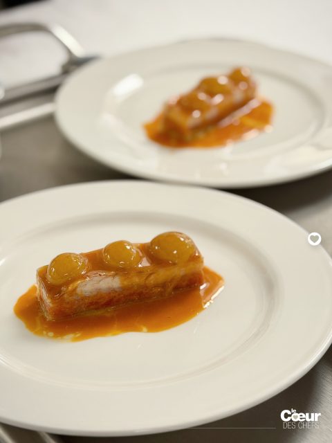 D’un filet de rouget à l’autre…
Il y a beaucoup de liberté dans le sujet du MOF Cuisine. 
Le montage est strictement identique au schéma (aucun signe distinctif, impossible de savoir qui a fait quoi), mais les candidats ont le choix sur pas mal de techniques. 
.
Ici, le sujet demande : « Six filets de rougets barbet aux raisins blancs, compotée de tomates–orange–anis ». 
.
Mais comme dit @jacquesmaximin , « on ne leur dit pas comment cuire leur rouget ou préparer leur compotée de tomate : ils font ce qu’ils veulent. Mais il faut que le goût soit là ! »
. 
#lecoeurdeschefs #mof #mofcuisine#meilleursouvriersdefrance #lille