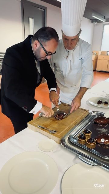 Découpe des coffres de canard par @michael.bouvier avec @chefmichelroth à la finale du MOF à Lille. 
.
 Trois coffres par candidat, 14 candidats par jour, trois jours… Ça fait beaucoup de découpes de canards, ça, Michaël ! 😉
.
#lecoeurdeschefs #mof #mofcuisine#meilleursouvriersdefrance #lille