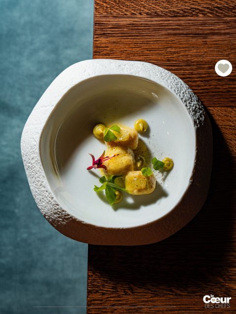 Recette racontée : le travail des agrumes de Émilie et Thomas Roussey au @moulindecambelong_et à retrouver dans la revue Le Coeur des Chefs automne/hiver numéro 20 qui sera dévoilé le 23 novembre 2026, puis la revue sera envoyée aux abonnés et diffuseurs qui l’auront commandée.
.
© @agencecomplices 
© spatuleprod

👉 La revue semestrielle @lecoeurdeschefs n’est pas en kiosque : abonnez-vous sur le site pour le recevoir avant le 16 octobre pour recevoir le prochain numéro (Lien en bio : « La boutique »)
.
❤️ Entrez dans l’itinéraire “La Route du Coeur” ! Devenez ambassadeur/diffuseur de @lecoeurdeschefs en partageant la revue dans votre Maison (Lien en bio : « La Route du Coeur ».) 
.
#lecoeurdeschefs #emiliethomasroussey #recetteracontée #moulindecambelong #gastronomie