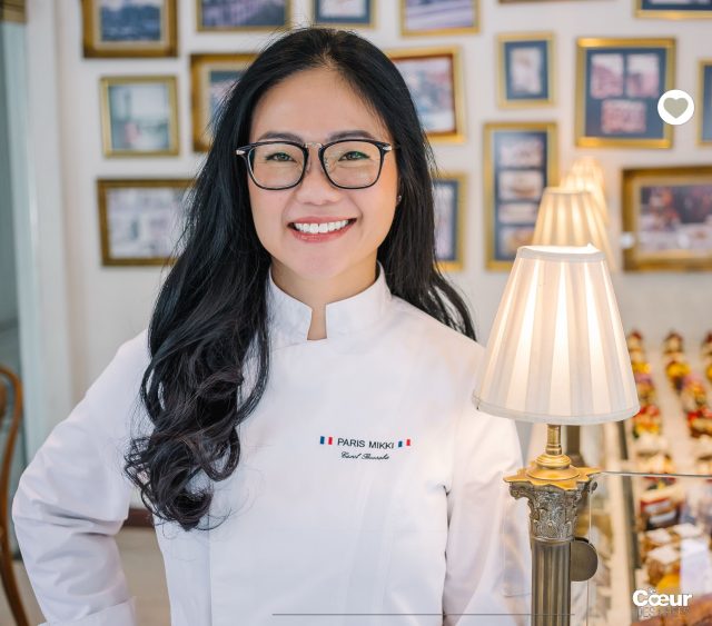 À ceux qui hésitent à se lancer en pâtisserie…
Lisez l’interview de la cheffe pâtissière Carol Boosaba (Boutique Paris-Mikki à Bangkok) sur 
lecoeurdeschefs.com
.
« Ce métier mettra chaque jour à l’épreuve votre endurance, votre discipline et votre engagement. Mais si vous avez une véritable passion pour la pâtisserie, rien de tout cela ne vous brisera. » 
.
Voilà ce que dit la cheffe pâtissière @carolparismikki (@parismikki à Bangkok) à ceux qui souhaitent embrasser ce métier. S’ils lisent son témoignage avant de se lancer dans l’aventure, ils auront sa vérité, avec les bons et les mauvais côtés. Et c’est le positif qui l’emporte !
.
« Les heures nous semblent moins longues lorsque l’on fait quelque chose qui nous tient véritablement à cœur. Les réveils matinaux deviennent un rituel paisible. Les dimanches et jours de fête passés à travailler deviennent une source de fierté, puisque l’on participe à rendre ces célébrations particulières pour les autres. Si la pâtisserie est véritablement votre vocation, foncez ! »
.
À lire sur le site lecoeurdeschefs.com, l’itw de Carol Boosaba, la reine du croissant français à Bangkok ! 
.
Au Cœur des Chefs, on laisse la parole aux professionnels pour qu’ils témoignent sincèrement de leur quotidien et vous donnent envie de faire leur métier.
.
#lecoeurdeschefs #parismikki #patisserie #bangkok #pastry