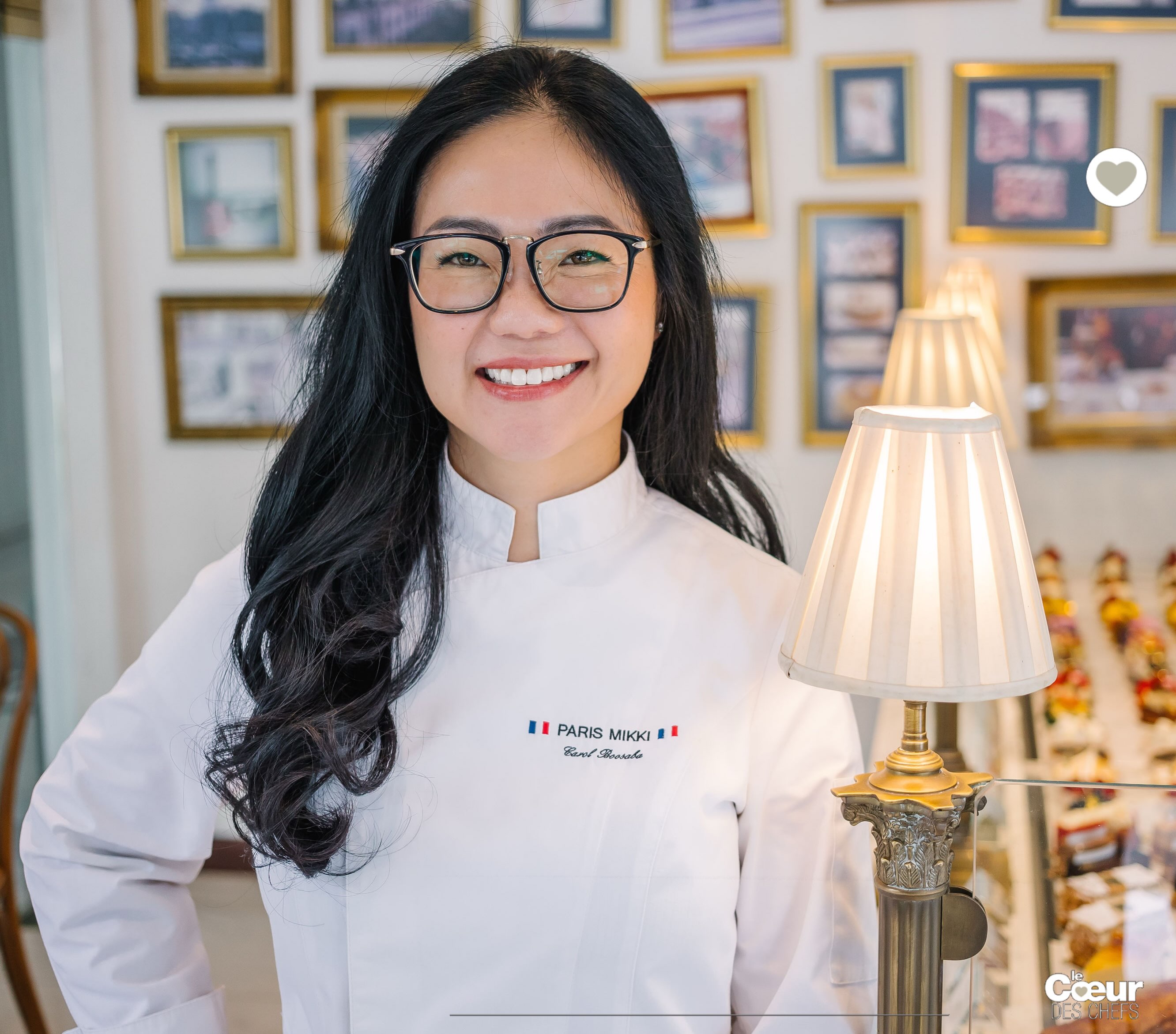 À ceux qui hésitent à se lancer en pâtisserie…
Lisez l’interview de la cheffe pâtissière Carol Boosaba (Boutique Paris-Mikki à Bangkok) sur 
lecoeurdeschefs.com
.
« Ce métier mettra chaque jour à l’épreuve votre endurance, votre discipline et votre engagement. Mais si vous avez une véritable passion pour la pâtisserie, rien de tout cela ne vous brisera. » 
.
Voilà ce que dit la cheffe pâtissière @carolparismikki (@parismikki à Bangkok) à ceux qui souhaitent embrasser ce métier. S’ils lisent son témoignage avant de se lancer dans l’aventure, ils auront sa vérité, avec les bons et les mauvais côtés. Et c’est le positif qui l’emporte !
.
« Les heures nous semblent moins longues lorsque l’on fait quelque chose qui nous tient véritablement à cœur. Les réveils matinaux deviennent un rituel paisible. Les dimanches et jours de fête passés à travailler deviennent une source de fierté, puisque l’on participe à rendre ces célébrations particulières pour les autres. Si la pâtisserie est véritablement votre vocation, foncez ! »
.
À lire sur le site lecoeurdeschefs.com, l’itw de Carol Boosaba, la reine du croissant français à Bangkok ! 
.
Au Cœur des Chefs, on laisse la parole aux professionnels pour qu’ils témoignent sincèrement de leur quotidien et vous donnent envie de faire leur métier.
.
#lecoeurdeschefs #parismikki #patisserie #bangkok #pastry
