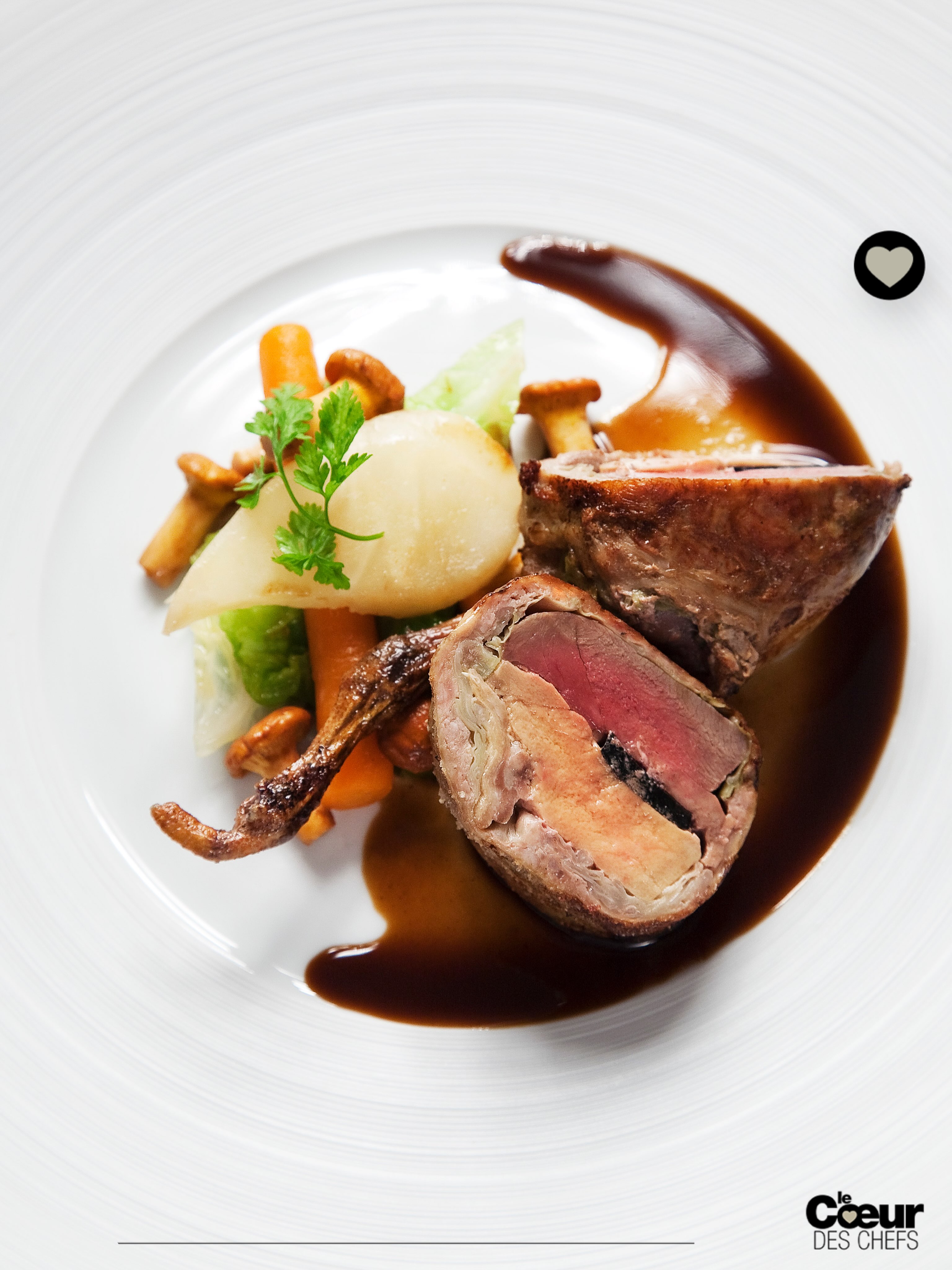 Recette racontée : le pigeonneau selon @marc.haeberlin à retrouver dans Le Coeur des Chefs automne/hiver numéro 20. La revue sera dévoilée le 23 novembre 2026, puis sera envoyée aux abonnés et diffuseurs qui l’auront commandée.
.
👉 La revue semestrielle @lecoeurdeschefs n’est pas en kiosque : abonnez-vous sur le site pour le recevoir avant le 16 octobre pour recevoir le prochain numéro (Lien en bio : « La boutique »)
.
❤️ Entrez dans l’itinéraire “La Route du Coeur” ! Devenez ambassadeur/diffuseur de @lecoeurdeschefs en partageant la revue dans votre Maison (Lien en bio : « La Route du Coeur ».) 
.
#lecoeurdeschefs #marchaeberlin #recetteracontée #aubergedelill #gastronomie