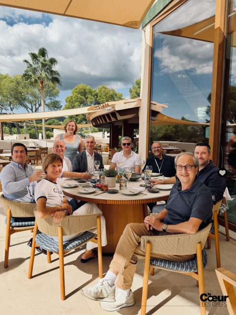 Nous étions 4 ou 5 et on a fini à 9… ♥️ 
Échanges internationaux et intergénérationnels avec une table « confidentielle » improvisée sur un temps libre lors du congrès @lesgrandestablesdumonde à Mallorques.
.
Les maisons, les vignerons, les cépages d’Arbane, les producteurs d’agrumes des uns et des autres, la recette de la mostarda di cremone de Jocelyn avec les poires, la recette de mostarda « de Mantoue » aux pommes chez les Santini… 
.
Et puis l’amitié, la mémoire joyeuse de la gastronomie avec Isabelle et @marc.haeberlin , les anecdotes avec Monsieur Paul, le radeau du jumelage entre Collonges et Illhaeusern, et tous les épisodes qui ont construit l’association au fil du temps. 
.
Et depuis, c’est toujours l’amitié qui se transmet.
.
Au menu de Leppoc au @mo_mallorcapuntanegra , nous avons choisi les « croquetas », bien sûr, le jambon, puis un riz au safran, porc et asperges, et un autre aux crevettes de Sollers.
@aubergedelill @philippe_mille @jocelynherland @albi_santini  @masdedaumasgassac @paul_amsellem 
#lecoeurdeschefs #lesgrandestablesdumonde #congres #mallorques #gastronomie