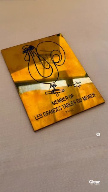 Trois jours ensemble avec les membres de l’association @lesgrandestablesdumonde pour le congrès Mallorca. 
Les échanges et l’amitié.
.
Dernière soirée dans les jardins du Castillo de Bendinat, lieu tenu secret jusqu’à la dernière seconde, (bravo la team !), la photo de groupe sur les marches, le vent dans les voiles sous les magnolias, la complicité en cuisine entre les chefs espagnols, le tirage au sort des quatre mains « Momentum » à travers le monde et nos retrouvailles avec la team @lagrenouillere_ 
.
♥️La bonne nouvelle c’est que nous avons déjà les dates du prochain congrès : RV à Bangkok les 10/13 octobre 2027 ! 
.
#lecoeurdeschefs #lesgrandestablesdumonde #congres #mallorques #gastronomie