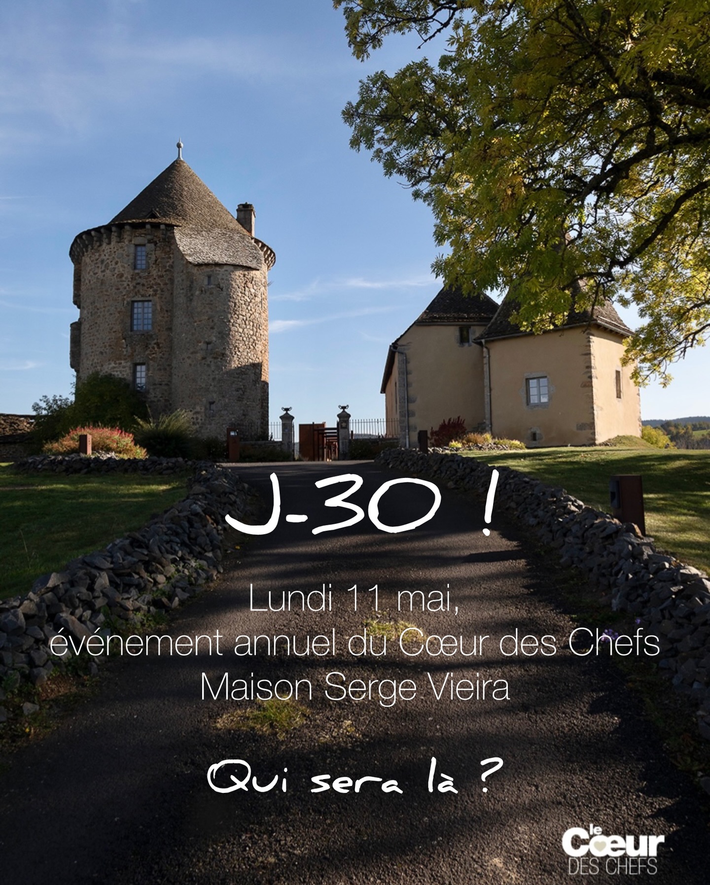 On approche du but !
Dans pile un mois, (déjààà ? Oh punaise !) on se retrouve tous au « Coeur du Cantal ! »
Parce qu’on a tous le Cantal dans le ♥️ !
.
@marieaudevieira , @aurelien.gransagne et toute l’équipe du @relaischateauxsergevieira nous attendent de pied ferme.
Au programme, de la réflexion et de l’affection.
Nous dévoilerons ce jour-là la revue semestrielle @lecoeurdeschefs Numéro 19 dans laquelle nous avons mis beaucoup de « nous chez vous » : on vient dans vos maisons en immersion pour vous écouter puis vous partager. 
.
💪 Et là, on est presque au bout de nos 148 pages : relectures, corrections, bon à tirer, impression, façonnage, routage ! 
Souhaitez-nous bonne chance pour la dernière ligne droite ! 
.
👉 Confirmez votre présence à l’événement : rendez-vous sur le site lecoeurdeschefs.com : dans l’article « Evénement annuel à la Maison Serge Vieira », vous avez les détails du programme et les modalités pour réserver. Vous venez ?
 .
#lecoeurdeschefs #evenementannuel #sergevieira #cantal #reflexion