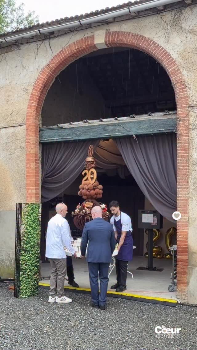 Les 20 ans de @franck_putelat à Carcassonne.
Le clou du spectacle, cette pièce monumentale de son ami @bajardolivier Olivier qui a du mal à passer sous la tente… Les grands moments de la vie professionnelle de Franck y sont sculptés, dans le chocolat et le sucre. Tout y est, le Bocuse d’argent en 2003, le Mof en 2019.
.
Franck n’oublie personne et rend hommage à son équipe d’aujourd’hui et tous ceux qui en ont fait partie, comme @mathieu.guibert , qui a fait le voyage avec @cieollorenzo .
.
Laurence et Chloé saluent l’homme et ses valeurs. On fête Carcassonne mais on n’oublie pas le Jura, la famille, les amis. Beaucoup d’émotion, beaucoup de tendresse, beaucoup d’amitié.
.
#lecoeurdeschefs #franckputelat #carcassonne #20ans #bocusedor